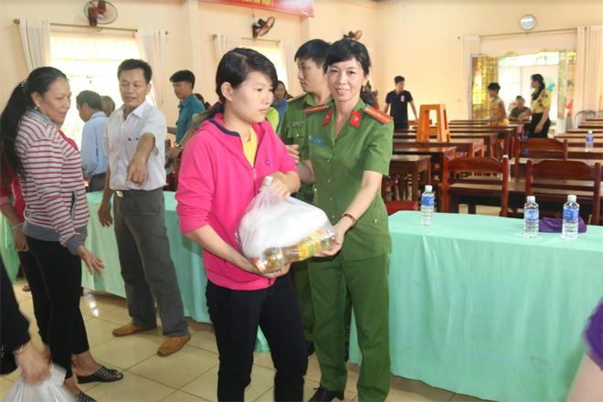Công an huyện Lộc Ninh tặng quà cho đồng bào nghèo nơi biên giới