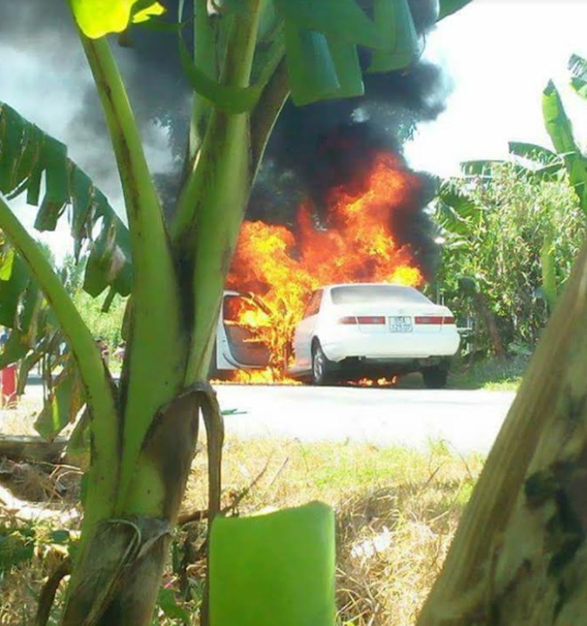 Mượn ô tô Camry chở vợ đi chơi, đang chạy xe bất ngờ bốc cháy