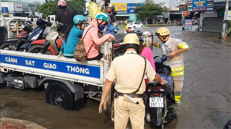 TP HCM: Cảnh sát giao thông giúp dân tại các điểm ngập lụt