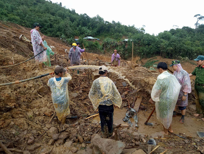 Công an xung kích ứng phó sạt lở núi cứu người bị nạn