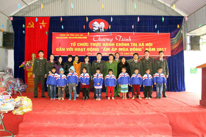 Tặng chăn ấm và áo đồng phục mùa đông cho trẻ em nghèo xã Pha Long - Ảnh minh hoạ 4