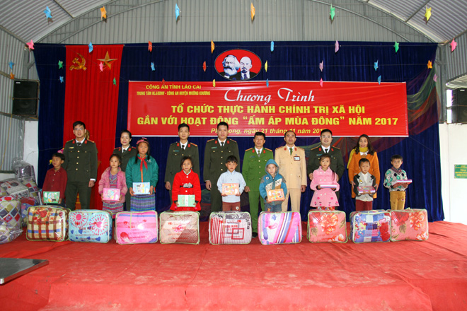 Tặng chăn ấm và áo đồng phục mùa đông cho trẻ em nghèo xã Pha Long - Ảnh minh hoạ 5