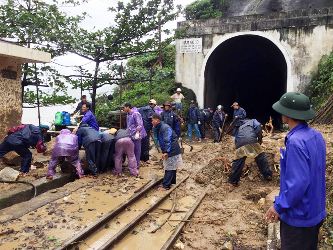 Công an các tỉnh miền Trung tiếp tục giúp dân ứng phó với lũ lụt