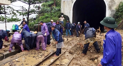 Công an các tỉnh miền Trung tiếp tục giúp dân ứng phó với lũ lụt