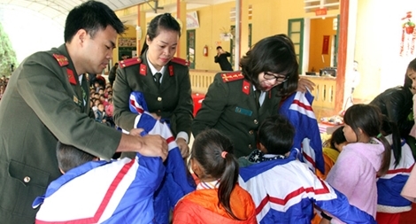 Tặng chăn ấm và áo đồng phục mùa đông cho trẻ em nghèo xã Pha Long