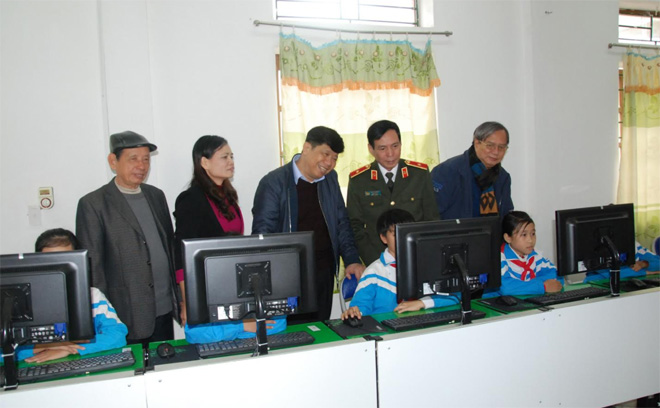 Trao phòng máy vi tính tặng trường tiểu học Gia Phong