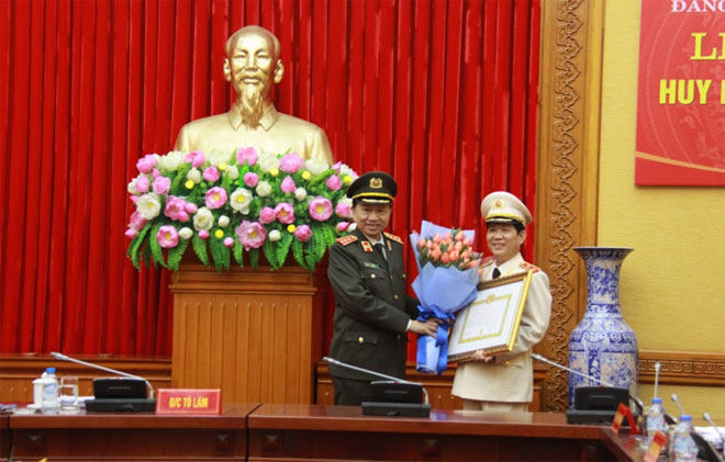 Trao Huy hiệu 30 năm tuổi Đảng cho Thứ trưởng Nguyễn Văn Sơn - Ảnh minh hoạ 2