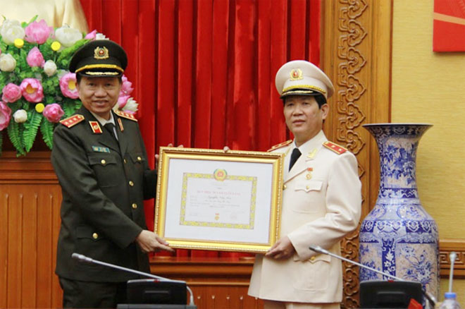 Trao Huy hiệu 30 năm tuổi Đảng cho Thứ trưởng Nguyễn Văn Sơn