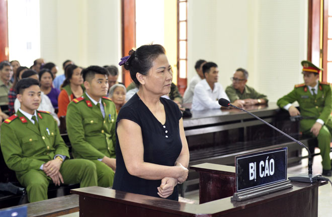 Đối tượng Nguyễn Thị Thảo tại phiên tòa.