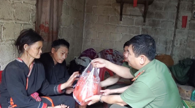 Công an tỉnh Bắc Kạn giúp dân bị thiệt hại do mưa đá