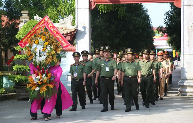 Dâng hương tưởng niệm Chủ tịch Hồ Chí Minh và cố Bộ trưởng Trần Quốc Hoàn
