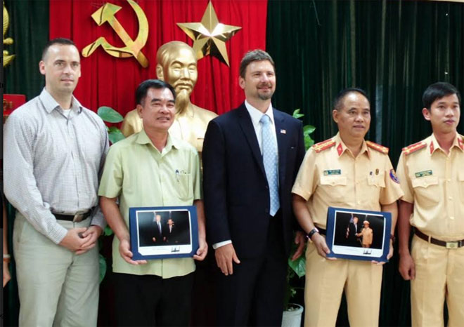 Đại diện Cơ quan Mật vụ Hoa Kỳ tặng ảnh kỷ niệm Trưởng phòng CSGT Hà Nội