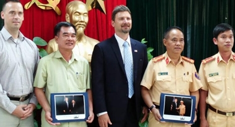 Đại diện Cơ quan Mật vụ Hoa Kỳ tặng ảnh kỷ niệm Trưởng phòng CSGT Hà Nội