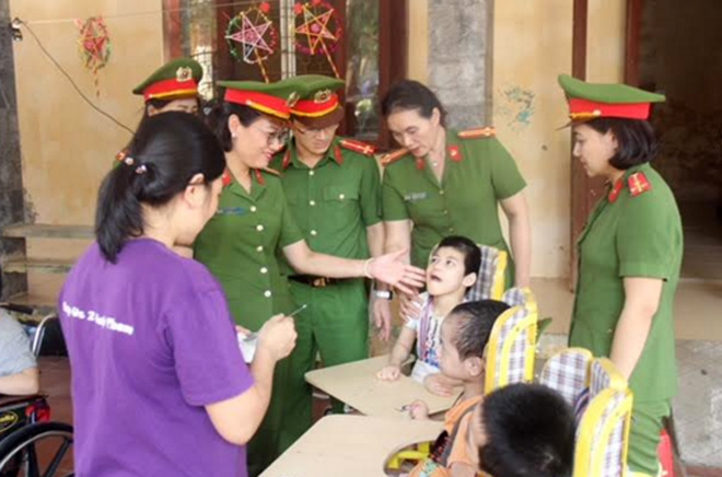 Bộ Tư lệnh CSCĐ thăm và tặng quà tại Trung tâm nuôi dưỡng người già và trẻ em tàn tật Hà Nội - Ảnh minh hoạ 2