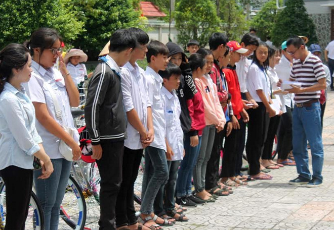 Tân Hiệp Phát trao học bổng và xe đạp tặng học sinh nghèo Cà Mau