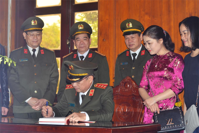 Thứ trưởng Nguyễn Văn Thành dâng hương tại Khu di tích quốc gia Kim Liên, Nghệ An - Ảnh minh hoạ 4