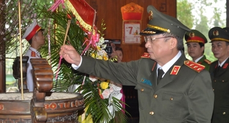 Thứ trưởng Nguyễn Văn Thành dâng hương tại Khu di tích quốc gia Kim Liên, Nghệ An