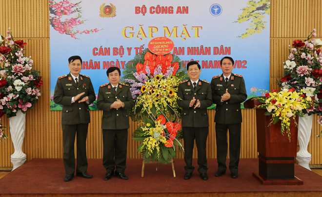 Thứ trưởng Nguyễn Văn Sơn chúc mừng đội ngũ cán bộ y tế CAND nhân Ngày Thầy thuốc Việt Nam