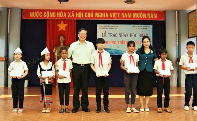 Trao 100 suất học bổng cho học sinh nghèo ở Gia Lai