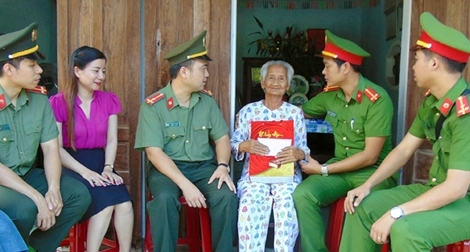 Đoàn Thanh niên Cục Truyền thông CAND thăm các gia đình chính sách, khó khăn tại tỉnh Quảng Nam