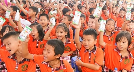 Quỹ Sữa Vươn Cao Việt Nam và Vinamilk tặng 44.709 ly sữa cho các em tỉnh Hưng Yên