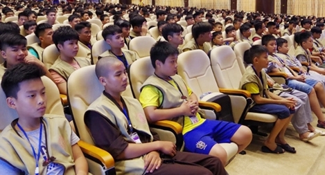 Tuyên truyền về ATGT cho học sinh, sinh viên tham gia khóa tu tại chùa Tam Chúc