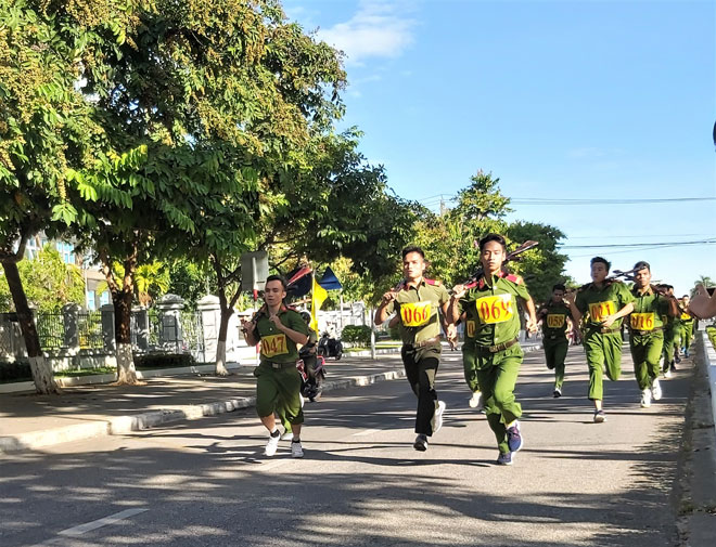 Sôi nổi Giải chạy vũ trang - việt dã và bóng bàn của Công an tỉnh Quảng Nam
