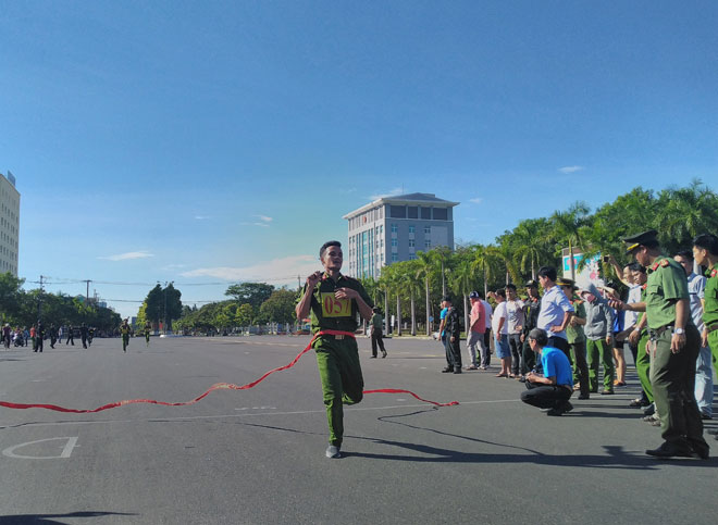 Sôi nổi Giải chạy vũ trang - việt dã và bóng bàn của Công an tỉnh Quảng Nam - Ảnh minh hoạ 6