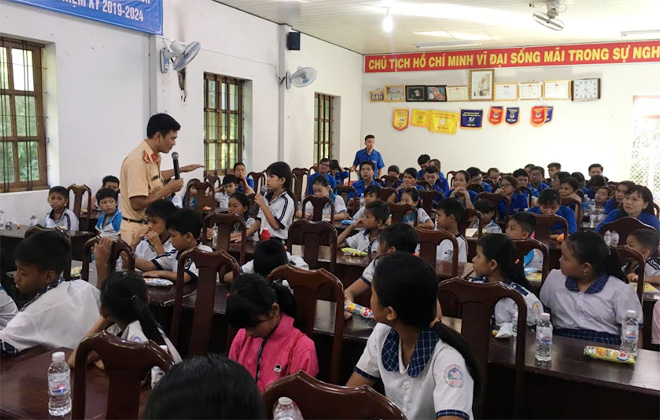 Tuyên truyền an toàn giao thông cho thanh thiếu niên xã Phú Tân - Ảnh minh hoạ 4