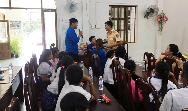 Tuyên truyền an toàn giao thông cho thanh thiếu niên xã Phú Tân - Ảnh minh hoạ 3
