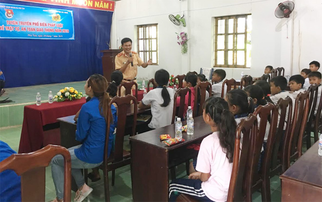 Tuyên truyền an toàn giao thông cho thanh thiếu niên xã Phú Tân - Ảnh minh hoạ 2