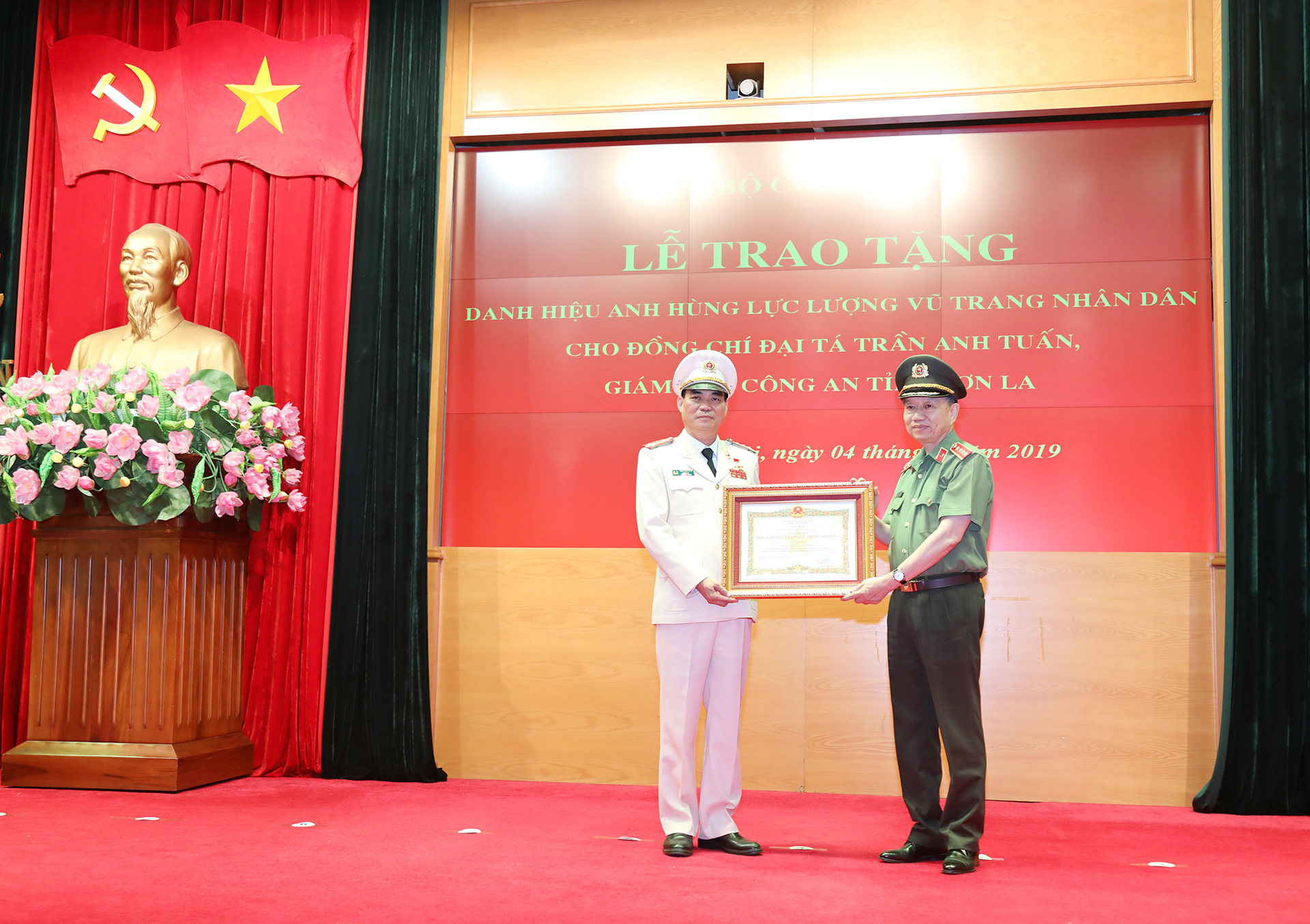 Bộ trưởng Tô Lâm trao bằng danh hiệu Anh hùng LLVTND tặng Đại tá Trần Anh Tuấn (tháng 6-2019).