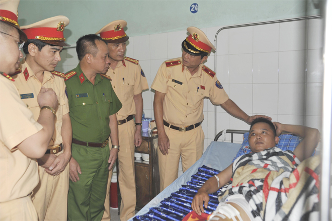 Thăm hỏi chiến sỹ CSGT Bắc Giang bị thương khi làm nhiệm vụ