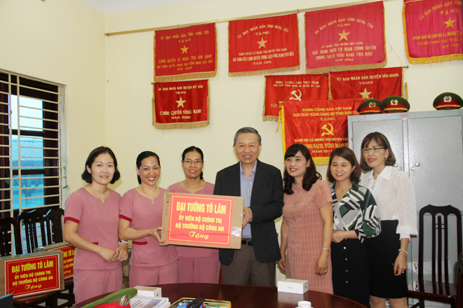 Bộ trưởng Tô Lâm thăm và tặng quà Công an xã Nghĩa Trụ (Hưng Yên) - Ảnh minh hoạ 3