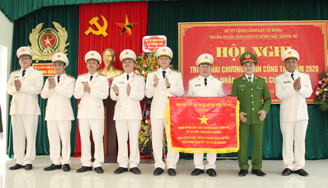 Trung đoàn Cảnh sát cơ động Bắc Trung Bộ đón nhận Cờ thi đua của Chính phủ