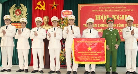 Trung đoàn Cảnh sát cơ động Bắc Trung Bộ đón nhận Cờ thi đua của Chính phủ