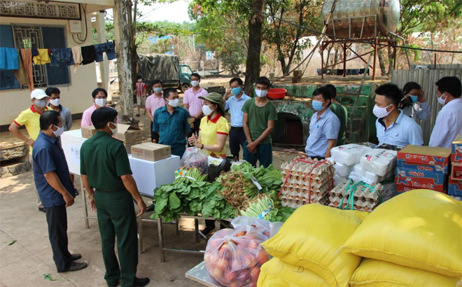 Nông dân Bình Phước ủng hộ rau, gạo tiếp sức phòng chống COVID-19