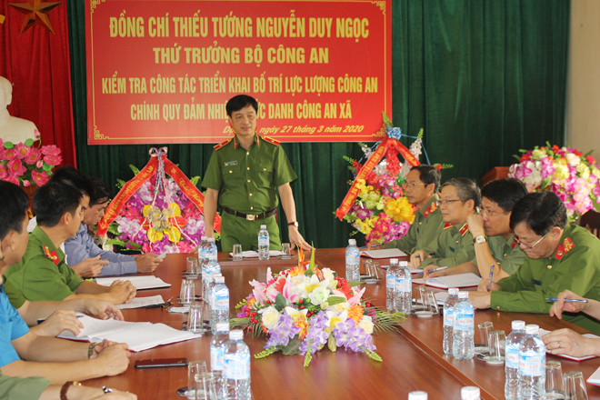 Thứ trưởng Nguyễn Duy Ngọc làm việc tại Công an tỉnh Hòa Bình
