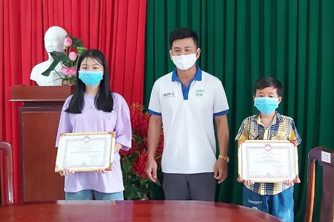 Hai chị em học sinh ở Phú Quốc đập heo đất ủng hộ quỹ phòng chống COVID-19