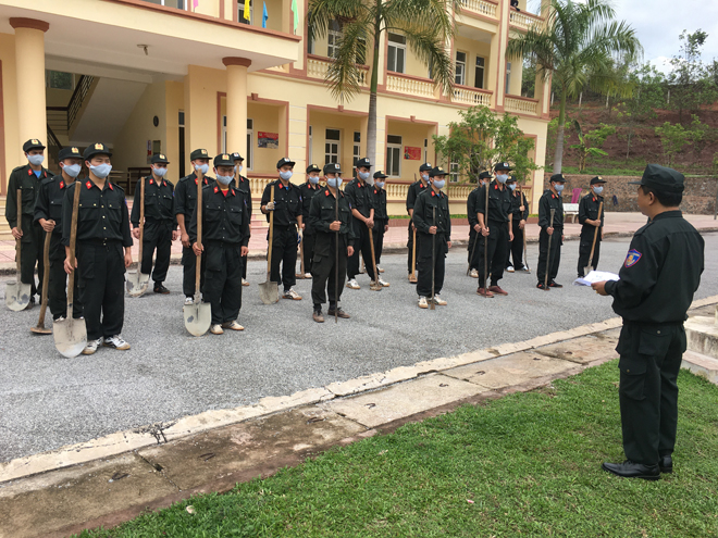 Trưởng Phòng Cảnh sát cơ động Công an tỉnh Điện Biên quán triệt nhiệm vụ cho cán bộ trước khi lên bản Nậm Pố 1 giúp dân xây nhà.