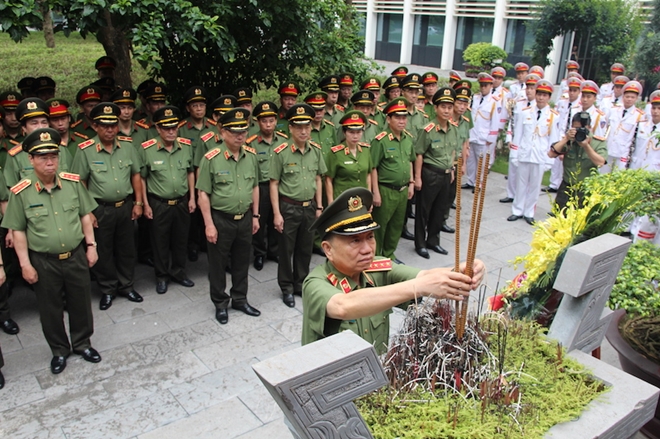 Đảng ủy Công an Trung ương, lãnh đạo Bộ Công an dâng hương tưởng niệm Chủ tịch Hồ Chí Minh - Ảnh minh hoạ 4