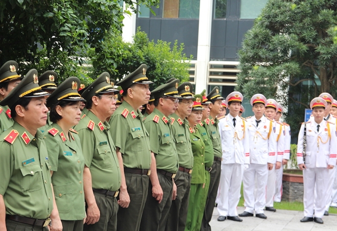 Đảng ủy Công an Trung ương, lãnh đạo Bộ Công an dâng hương tưởng niệm Chủ tịch Hồ Chí Minh - Ảnh minh hoạ 2