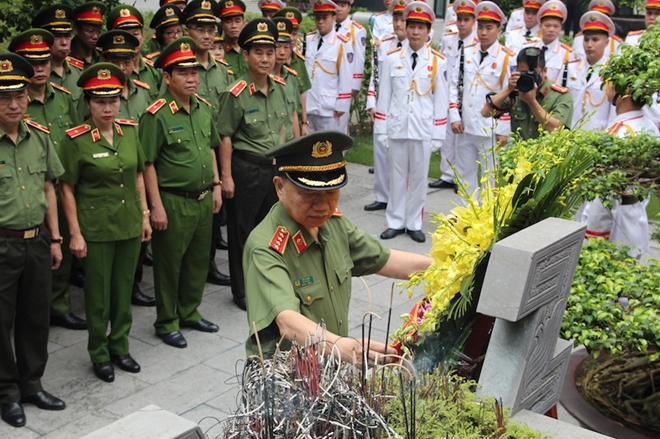 Đảng ủy Công an Trung ương, lãnh đạo Bộ Công an dâng hương tưởng niệm Chủ tịch Hồ Chí Minh - Ảnh minh hoạ 3