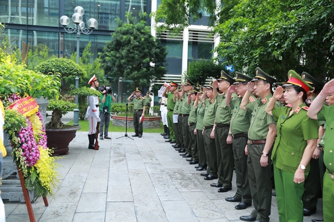 Đảng ủy Công an Trung ương, lãnh đạo Bộ Công an dâng hương tưởng niệm Chủ tịch Hồ Chí Minh - Ảnh minh hoạ 6