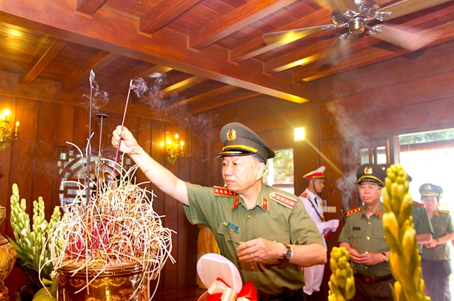 Đảng ủy Công an Trung ương, lãnh đạo Bộ Công an dâng hương tưởng niệm Chủ tịch Hồ Chí Minh - Ảnh minh hoạ 7