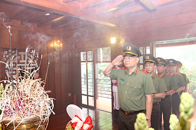Đảng ủy Công an Trung ương, lãnh đạo Bộ Công an dâng hương tưởng niệm Chủ tịch Hồ Chí Minh - Ảnh minh hoạ 9