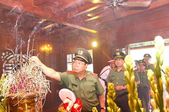 Đảng ủy Công an Trung ương, lãnh đạo Bộ Công an dâng hương tưởng niệm Chủ tịch Hồ Chí Minh - Ảnh minh hoạ 8