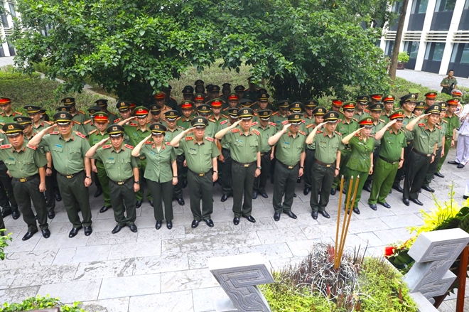 Đảng ủy Công an Trung ương, lãnh đạo Bộ Công an dâng hương tưởng niệm Chủ tịch Hồ Chí Minh - Ảnh minh hoạ 5