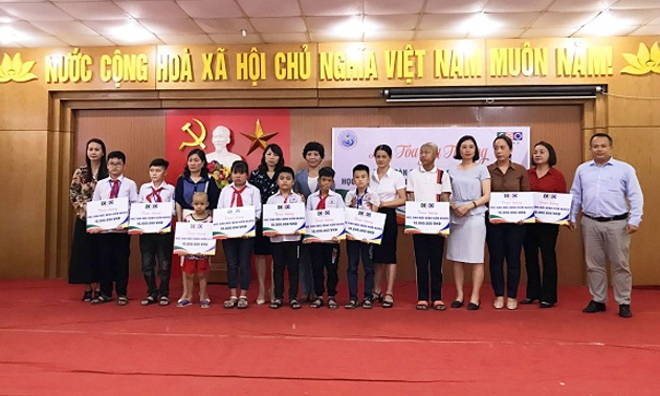 Tập đoàn CEO “Lan tỏa yêu thương” tới các em học sinh kém may mắn của huyện Vân Đồn