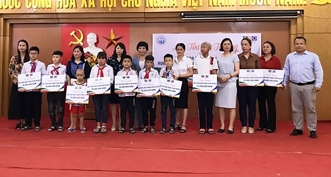 Tập đoàn CEO “Lan tỏa yêu thương” tới các em học sinh kém may mắn của huyện Vân Đồn
